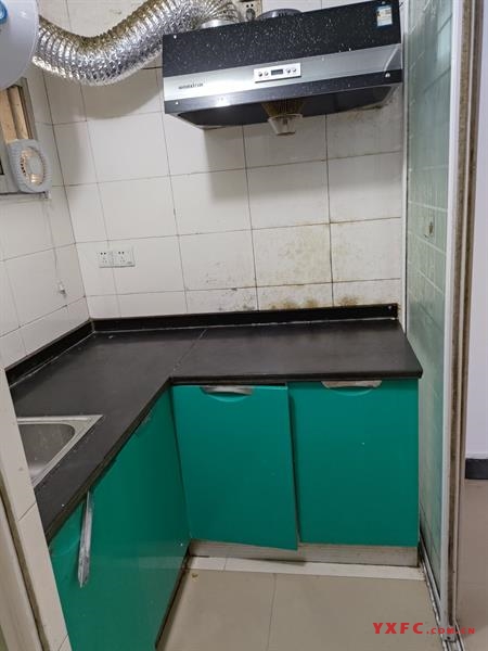 和兴佳苑外车库，清爽，干净