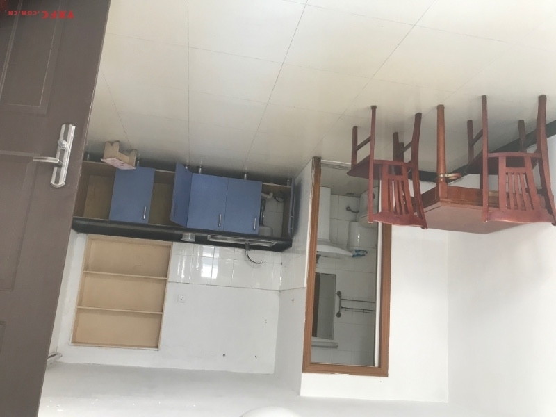 一首出租上海新苑汽车库2只50平方中等装修2室1200每月诚心价格可以商量