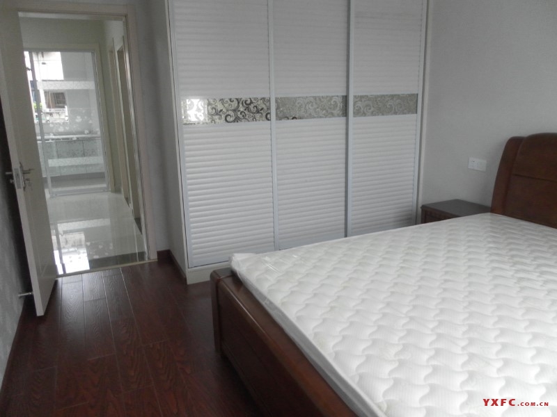 仓浜新村，3.5楼，74平方，3室1厅，精致现代欧式装修，空调，热水器，管道燃气