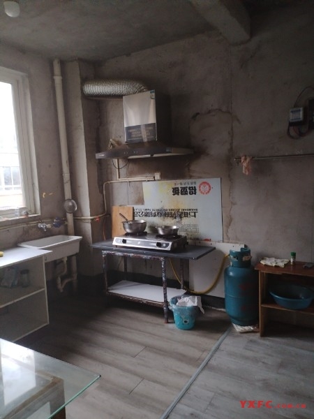 东郊花园B区简装好房3房/2厅/1卫朝南116平米1300元/月