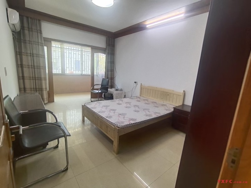 沧浦家苑简装好房5房/2厅/1卫朝南200平米3500元/月