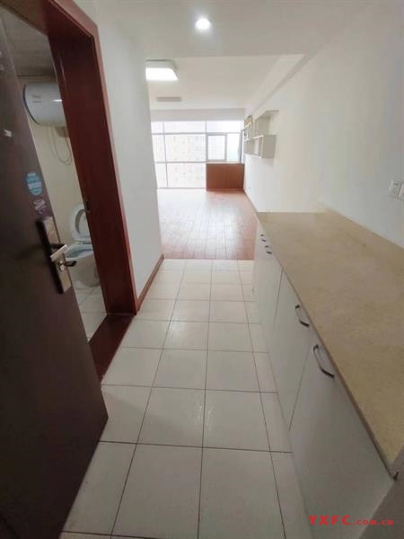 新天地朝南景观公寓，7楼，建筑面积：52，中高档办公装修，空调，热水器，1800