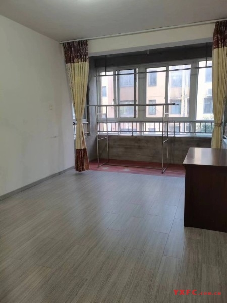 毛坯简装3室1.6万每年