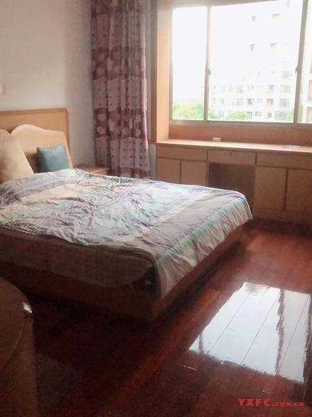 818004绿园新村着地4楼，2室2厅1卫，客厅连着阳台，采光很好，精装修，设施