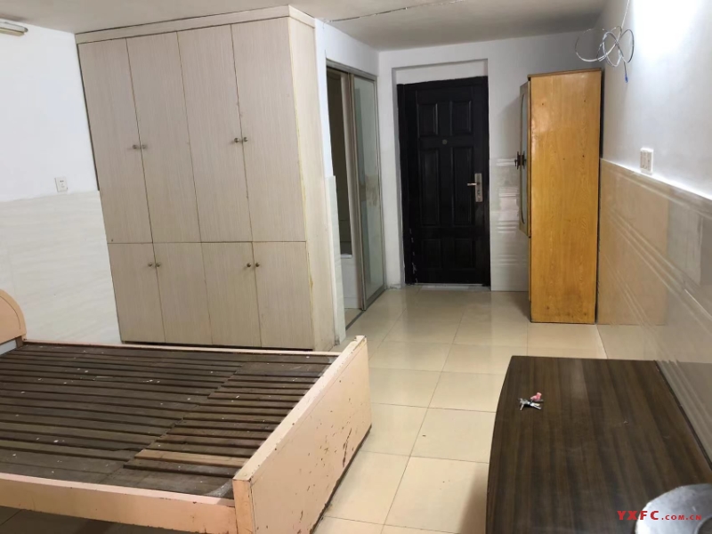 4203.丝绸花园西区汽车库30平米前后都有门通风650/月