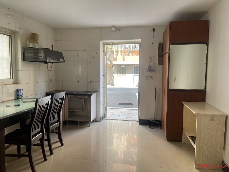 4180.新城花园朝北外车库30平方简装前后通风500元/月有钥匙