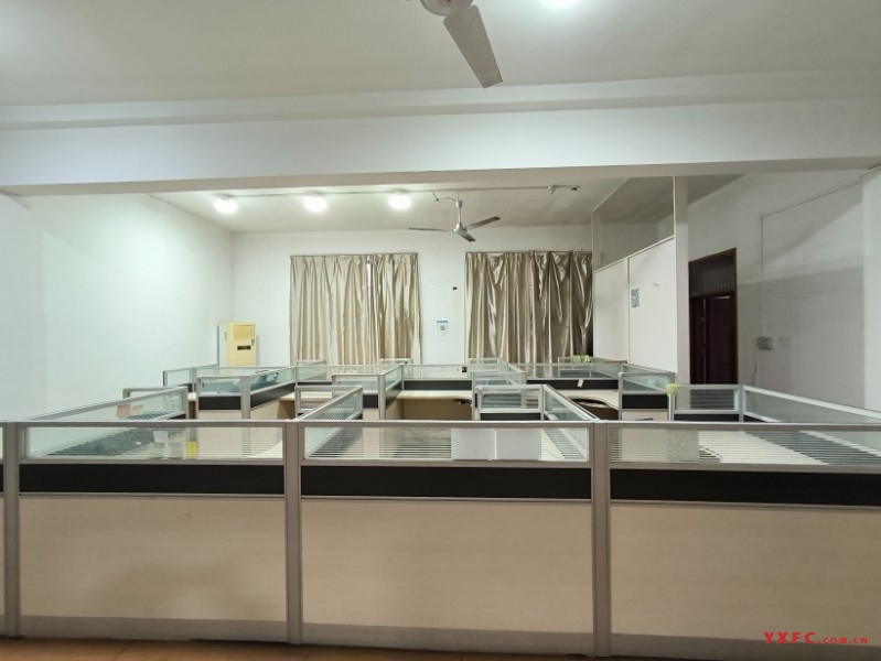 4304.岳堤南苑1-2复式外楼梯240平米可做公司办公室5000/月