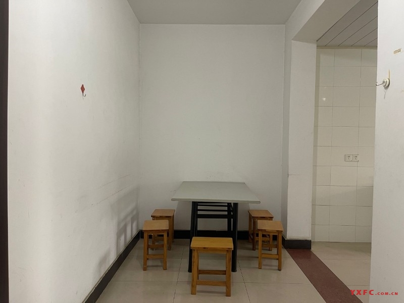 4303.岳堤南苑6楼90平米2室1厅1卫简装设施齐全1000/月