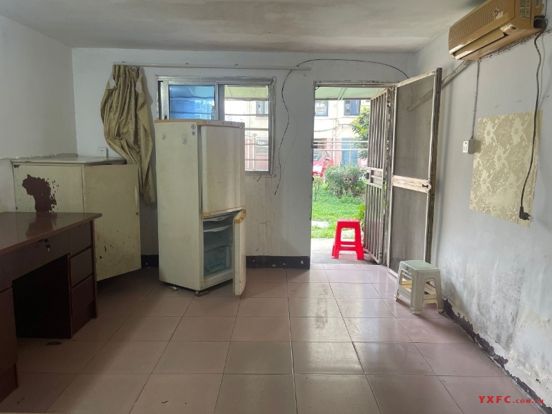 4100.绿园新村朝南外车库前后门35平米简装设施齐全550/月