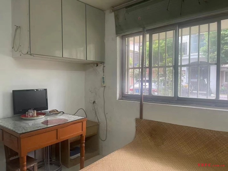 4036.龙泽苑二期朝南内库20平米简装基本设施全500/月