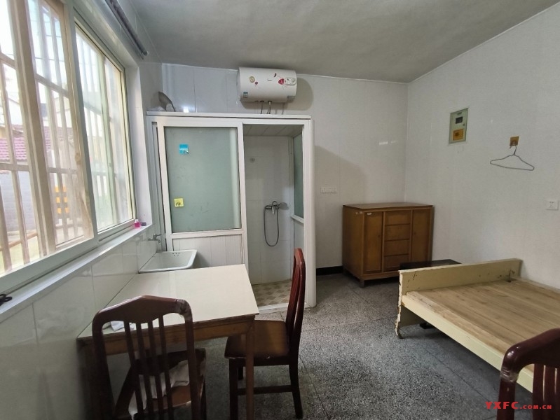 4961.朝阳新村着地1楼25平方简装空调热水器床等设施550/月