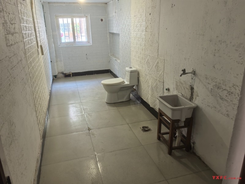 紫竹苑内车库出租15平米简装